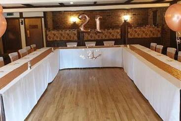 هتل The Thatch Inn