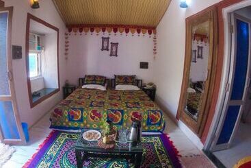 Отель Umaid Safaris & Desert Lodge