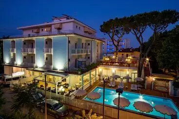 Hotel Villa Dei Fiori   Sul Mare Con Piscina