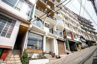 בית מלון כפרי The Golden Leaf