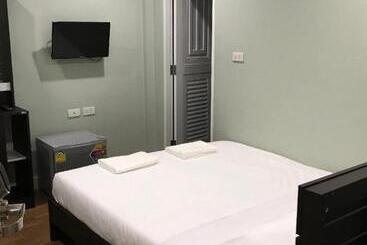 Baanpin Hostel And Cafe