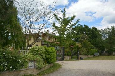 צימר Gli Eucalipti_la Genziana E Il Sambuco