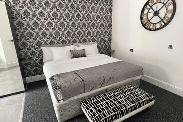 בית מלון כפרי Charnwood Regency Guest House