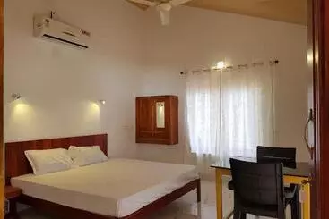 Majatalo Kizhunna Rock Beach House