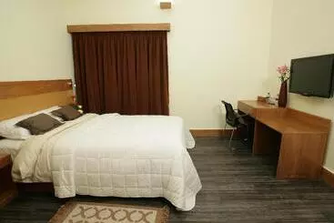 Richmond Hotel & Suites