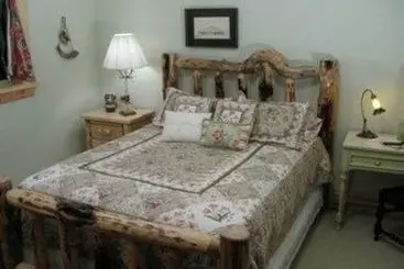 Sandy Salmon Bed & Breakfast Lodge