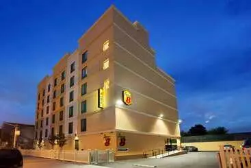 Motel Super 8 By Wyndham Bronx