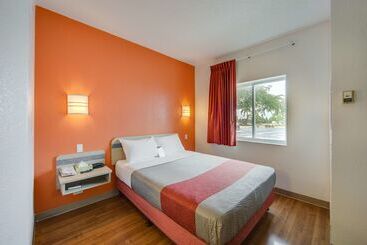 Motel 6 Brampton, On  Toronto