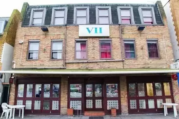 Vii Hotel & Indian Restaurant