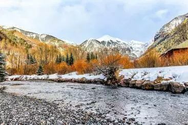 Hotel Coronet Creek Retreat