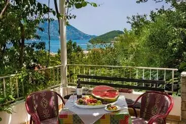 Madra Rooms & Apartments