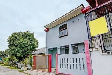 בית מלון כפרי Spot On 91828 Homestay Dinda Syariah