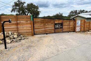 فندق Painted Sky Inn