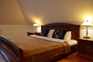 Apartamenty W Dworku Cheval