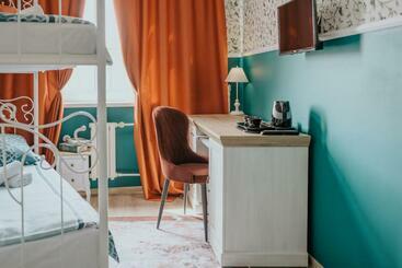 Hostel Night O'clock