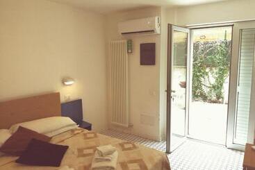 پانسیون Camere Indipendenti Le Terrazze   Piano Terra