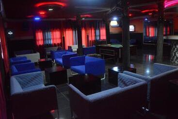 پانسیون Room In Guest Room   Deluxe Twin Beds That Sleeps 3 In Royal Blue Guest House And Bar