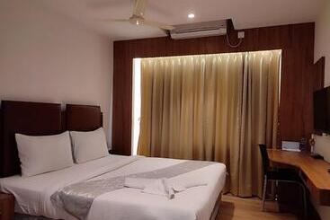 Staymaker Hotel Mohan Palace