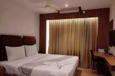 Staymaker Hotel Mohan Palace