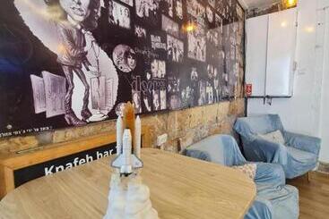 Kapselihotelli Capsules & Dormitory Bh