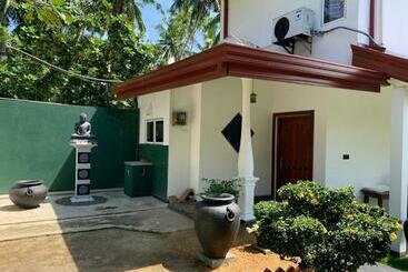 Bed and Breakfast Bentota Villa