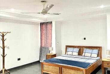 بنسيون The Dzorwulu Castle A Villa With Private Rooms