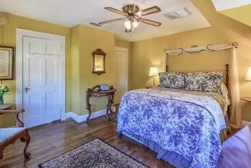 Cedars Of Williamsburg Bed & Breakfast