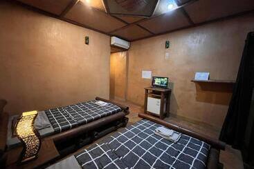 Otel Akha River House Cr