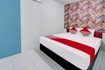 Hotel Oyo 92032 Utama  & Karaoke