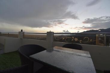 Hotel The Royal Castle Ac Centralized