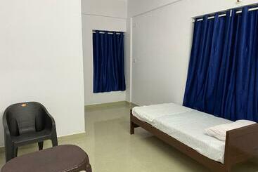 בית מלון כפרי Erumely Central Homes