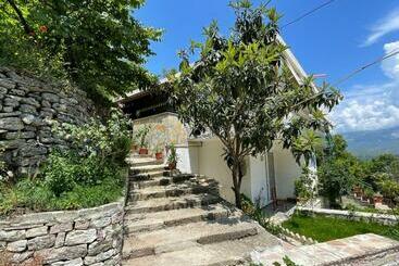 پانسیون Latifi Guesthouse