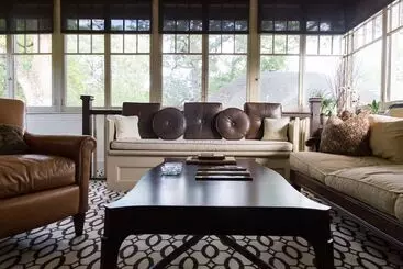 Stonehurst Place Bed & Breakfast