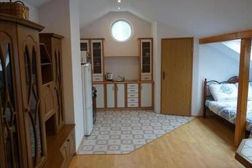 מלון דירות Dom Na Skarpie