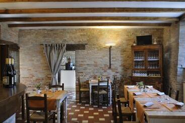 ホテル Albergo Diffuso Borgo Montemaggiore