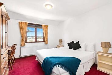 The Honest Lawyer, Ascend Hotel Collection