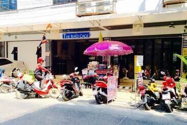 ペンション The Bird Cage Patong Guesthouse