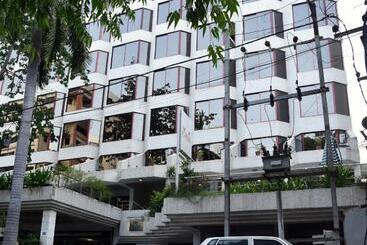 هتل The Oasis  Vadodara