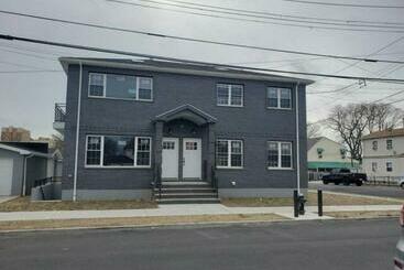 Pensió Guest House Located 10 Minutes From Jfk Airport