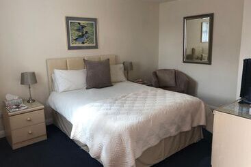 مبيت وإفطار Newent Golf Club And Lodges