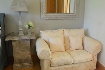 住宿加早餐  Llwyn Helyg Country House