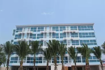 בית מלון כפרי Nantra Pattaya Baan Ampoe Beach