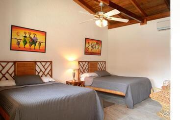 אתר נופש Parrot Cove Lodge