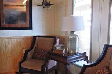 Lake View Three Bedroom, Three Bath Cottage With Private Hot Tub Overlooking Lake Ouachita. By Redaw