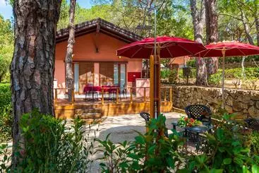 Lomakeskus Camping Lacona Pineta