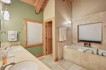 کلبه Skislope Sanctuary Close To Outdoor Activities