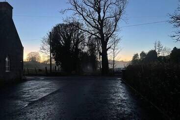 Rural Chapel Cottage, Near Airport, Bar & Hot Tub