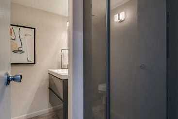 Сельский дом Unbeatable Old Town Location! Modern And Classy!