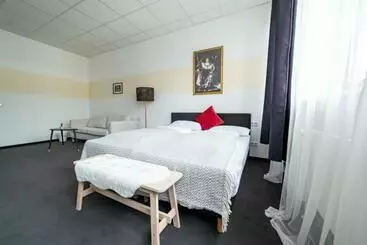 Full House Hotel Nürnberg   Shared Bath & Kitchen