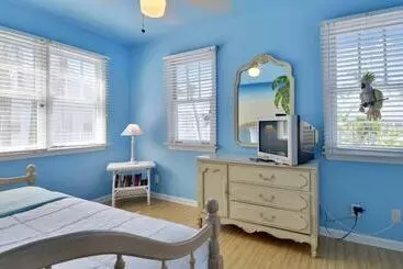 Mökkimajoitus Linger Longer By Avantstay Key West Walkable Gated Community, Shared Pool Week Long Stays Only